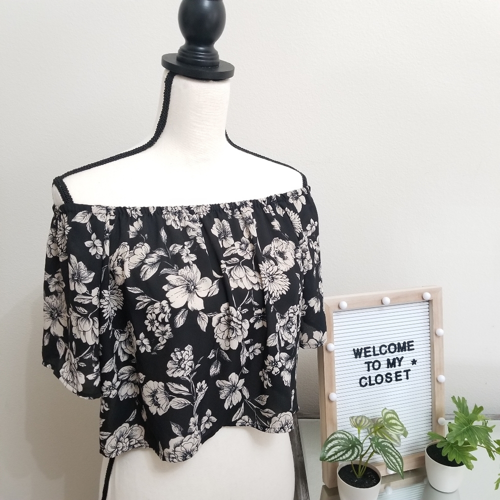 SALE❗️4 for $20 Beautiful Floral off-shoulder crop top - Picture 3 of 9